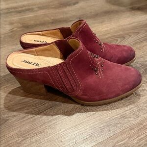 Earth Mendon Buck Women's Slip-On Mules in Burgundy Size 10